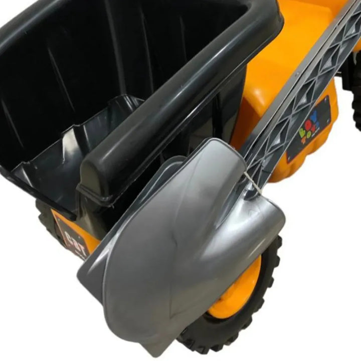 Vamos a crecer y jugar con el CBT Gigante! Este maravilloso&nbsp;montable&nbsp;les brindará comodidad y habilidad&nbsp;motriz&nbsp;a los niños, permitiendo llevar sus juguetes en la parte de atrás mientras manejan. El volcó es inclinable para brindarle a los niños mayor facilidad. Cuenta con una cabina amplia para mayor comodidad de la pequeño.