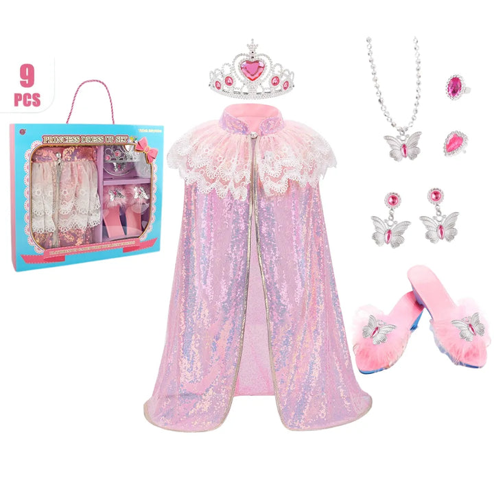 El Set de Disfraz de Princesa Rosa SP-P04D es la elección perfecta para las niñas que sueñan con vivir su propio cuento mágico. Incluye 9 piezas diseñadas con detalles encantadores: vestido rosado con brillo y encaje, corona, collar, pendientes, anillos y zapatos con adornos de mariposa.