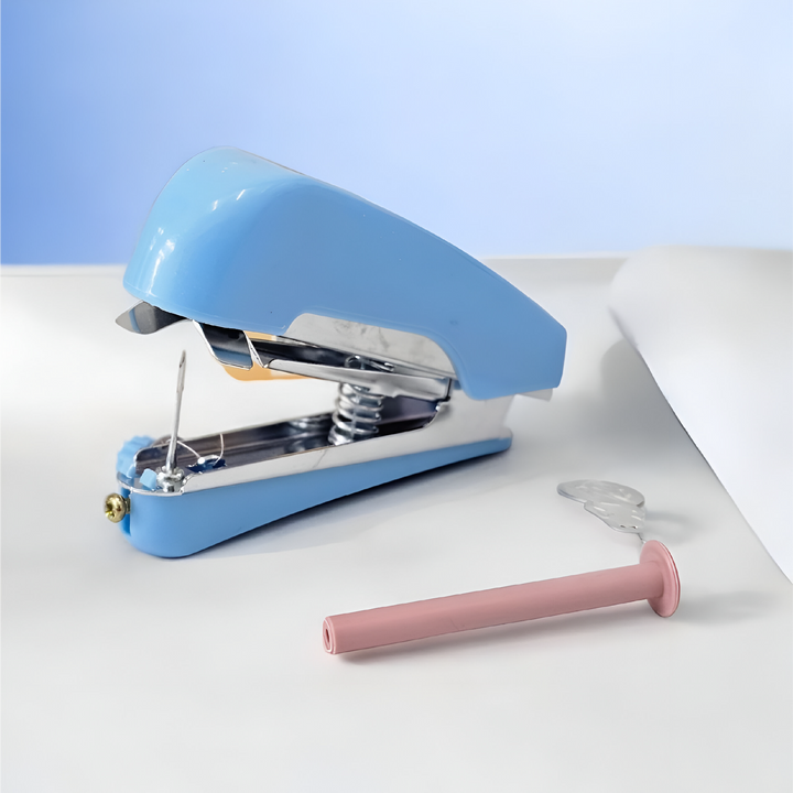 mini máquina de coser niños, juguete educativo creativo, máquina de coser infantil, juguete importado Colombia, regalo para niñas creativas, juguete diseñador, mini máquina coser juguete, envío rápido, juguete coleccionable, creatividad infantil.