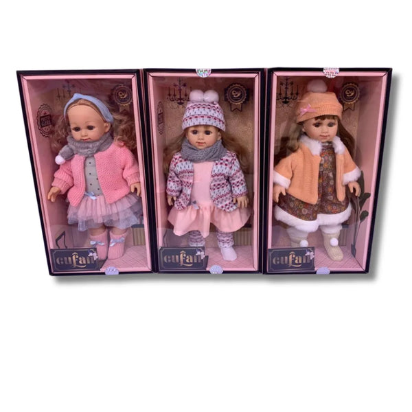 Una muñeca encantadora vestida para el invierno, lista para acompañar los juegos más dulces.