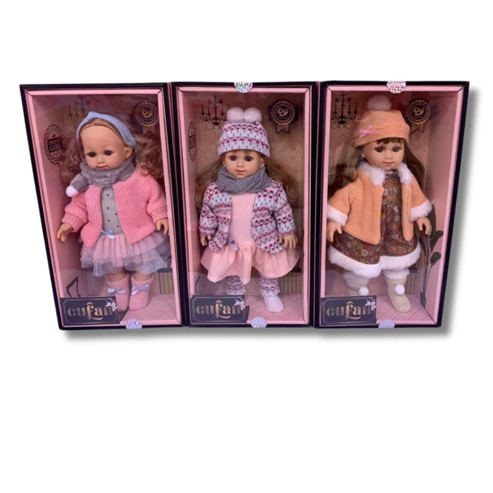 Una muñeca encantadora vestida para el invierno, lista para acompañar los juegos más dulces.