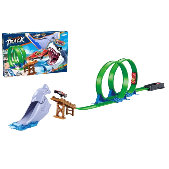 La Pista Tiburón OL1149 es pura adrenalina y velocidad.
Con su espectacular diseño 360° y doble loop, los niños disfrutarán viendo su auto dar vueltas imposibles antes de lanzarse directo hacia la rampa del tiburón.