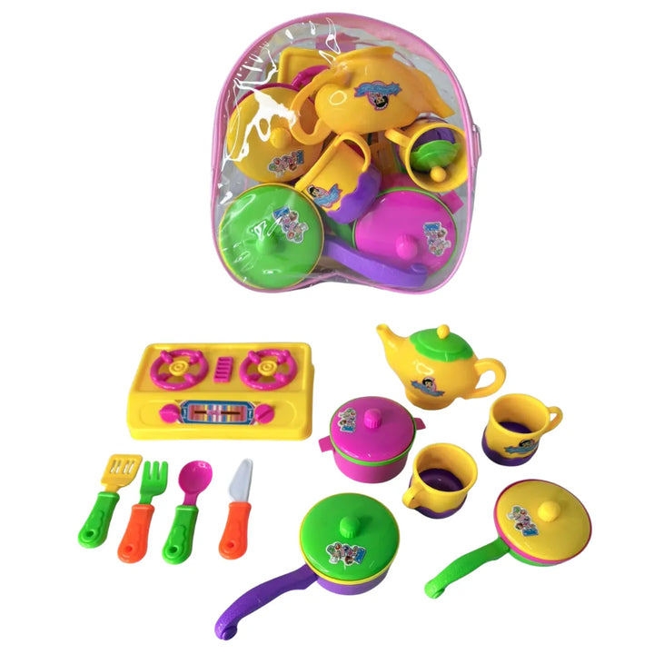 El Set de Cocina Infantil OL1644 es el juguete perfecto para niñas y niños que adoran jugar a cocinar.
Incluye ollas, tazas, platos y utensilios de colores brillantes dentro de una práctica bolsa transparente con cierre para guardar y llevar fácilmente.