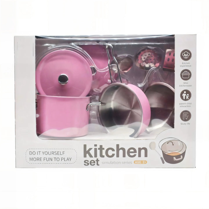 El Set de Cocina Metálico OL1608 es perfecto para niños y niñas que aman jugar a ser chefs.
Incluye ollas, sartenes y utensilios en miniatura con acabado metálico y detalles en color rosa que simulan una cocina real.